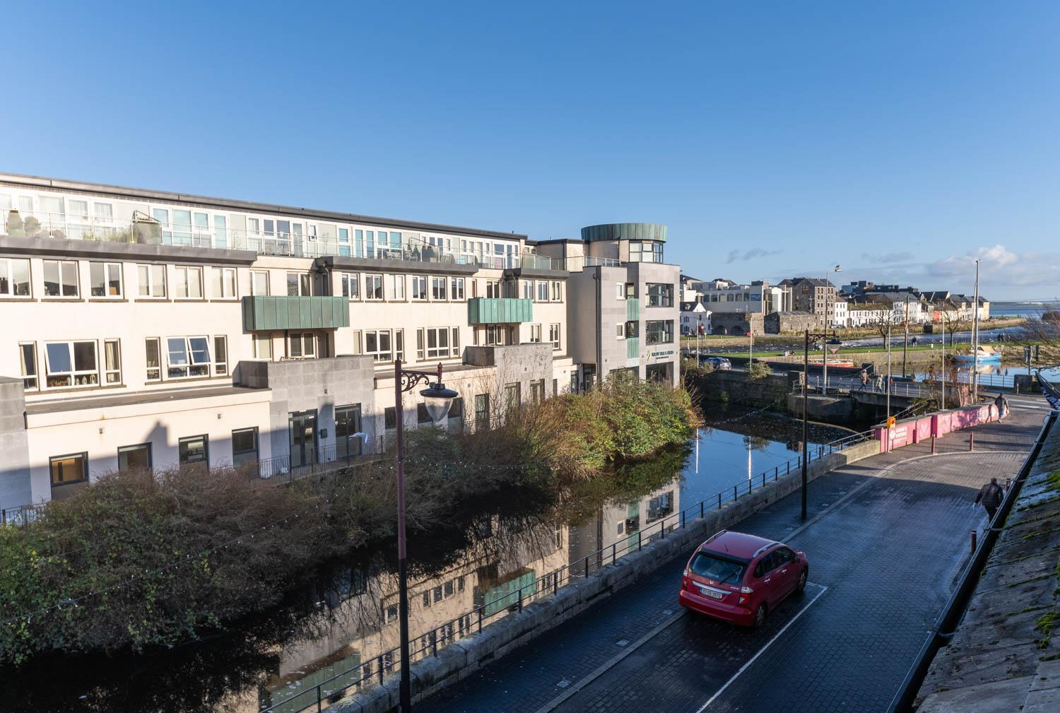 Modern Canal View Home, In City Centre, Sleeps 8 골웨이 외부 사진