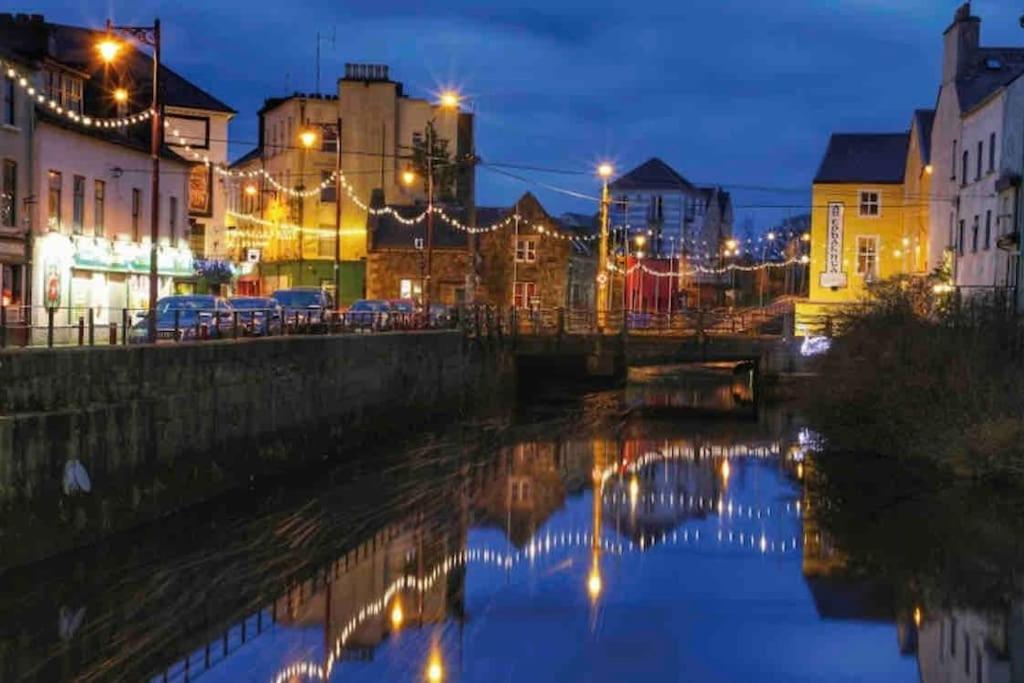 Modern Canal View Home, In City Centre, Sleeps 8 골웨이 외부 사진